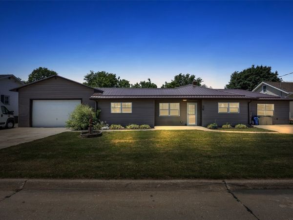 238 N 3rd Avenue, Alburnett, IA 52202