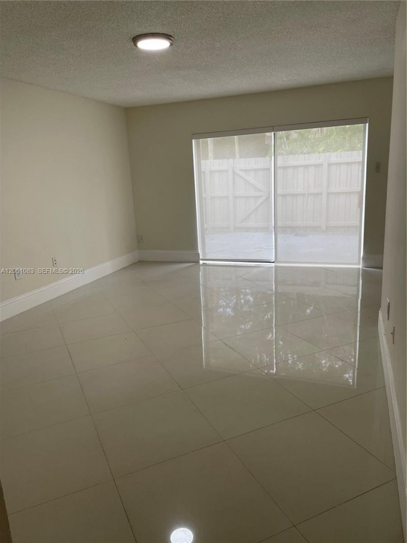 9441 N Palm Cir N , Pembroke Pines, FL 33025 Photo