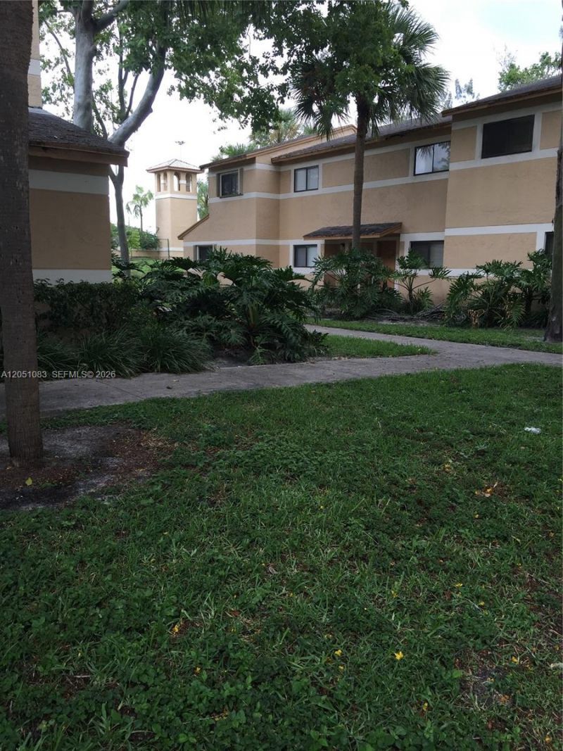 9441 N Palm Cir N , Pembroke Pines, FL 33025 Photo