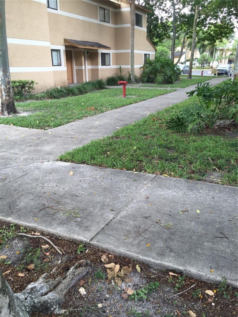 9441 N Palm Cir N , Pembroke Pines, FL 33025 Photo