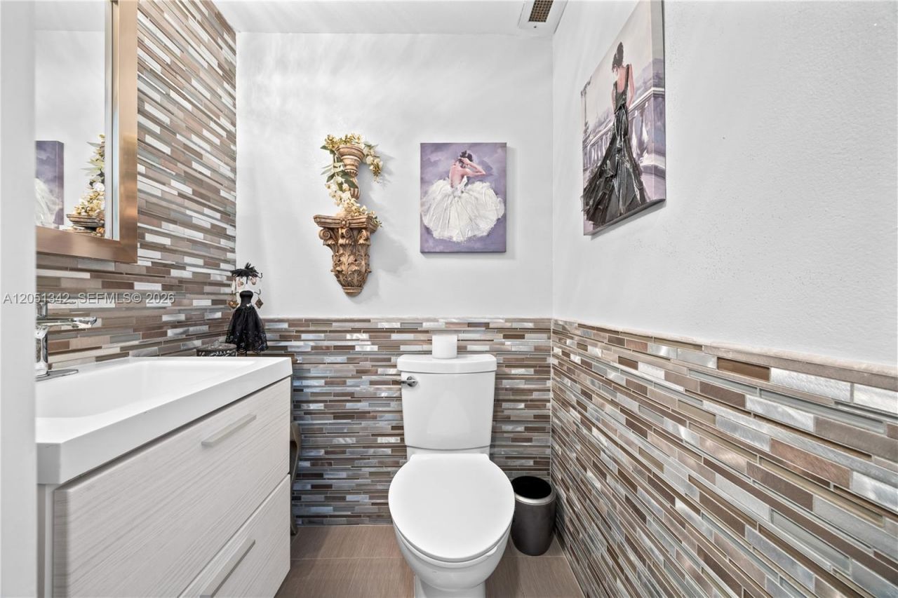 300 Bayview Dr , Unit 903, Sunny Isles Beach, FL 33160 Photo
