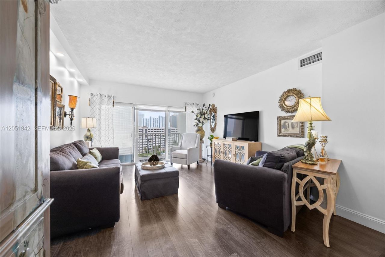 300 Bayview Dr , Unit 903, Sunny Isles Beach, FL 33160 Photo