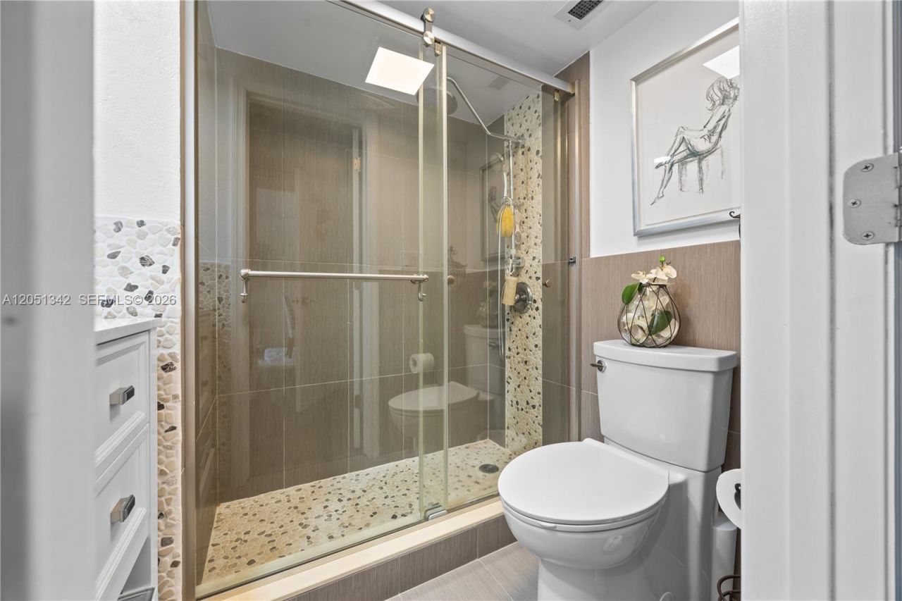 300 Bayview Dr , Unit 903, Sunny Isles Beach, FL 33160 Photo