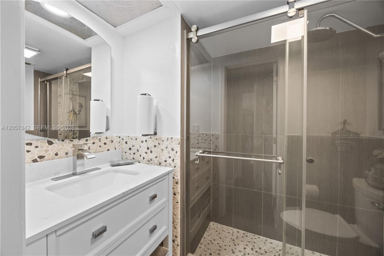 300 Bayview Dr , Unit 903, Sunny Isles Beach, FL 33160 Photo