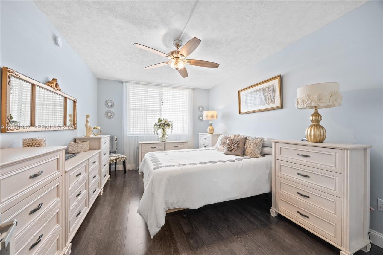 300 Bayview Dr , Unit 903, Sunny Isles Beach, FL 33160 Photo