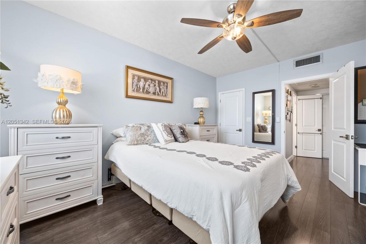 300 Bayview Dr , Unit 903, Sunny Isles Beach, FL 33160 Photo
