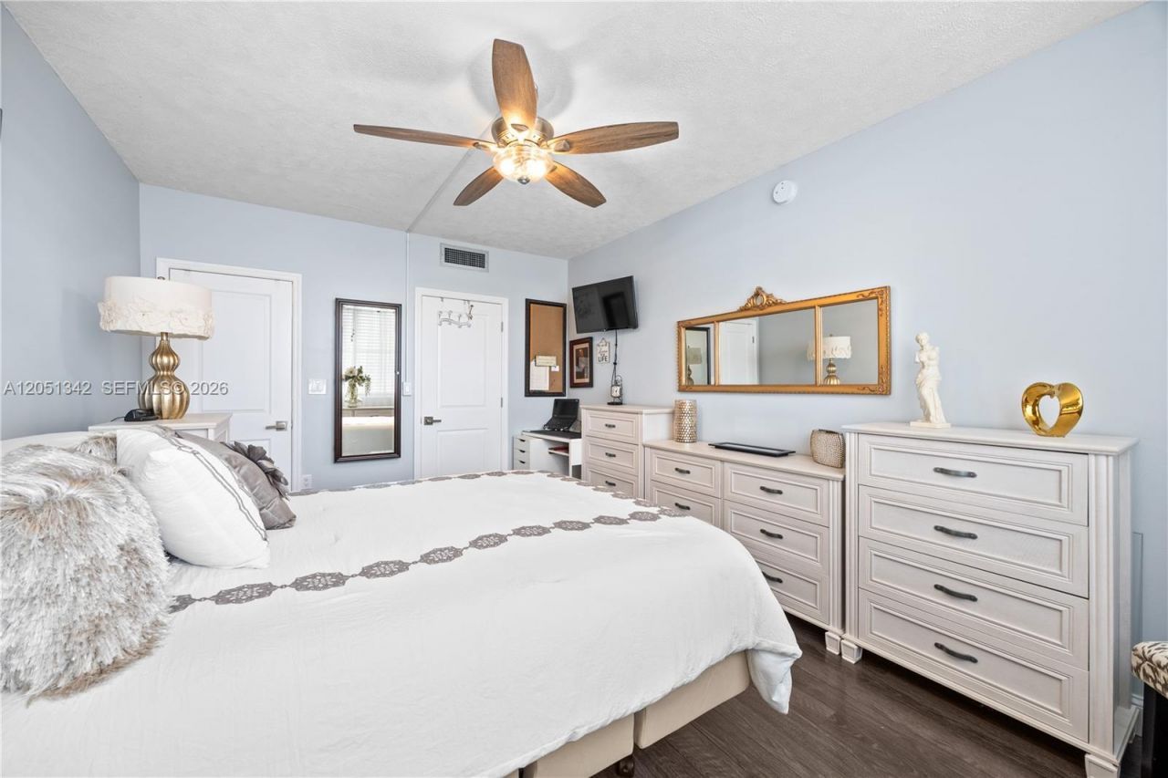 300 Bayview Dr , Unit 903, Sunny Isles Beach, FL 33160 Photo