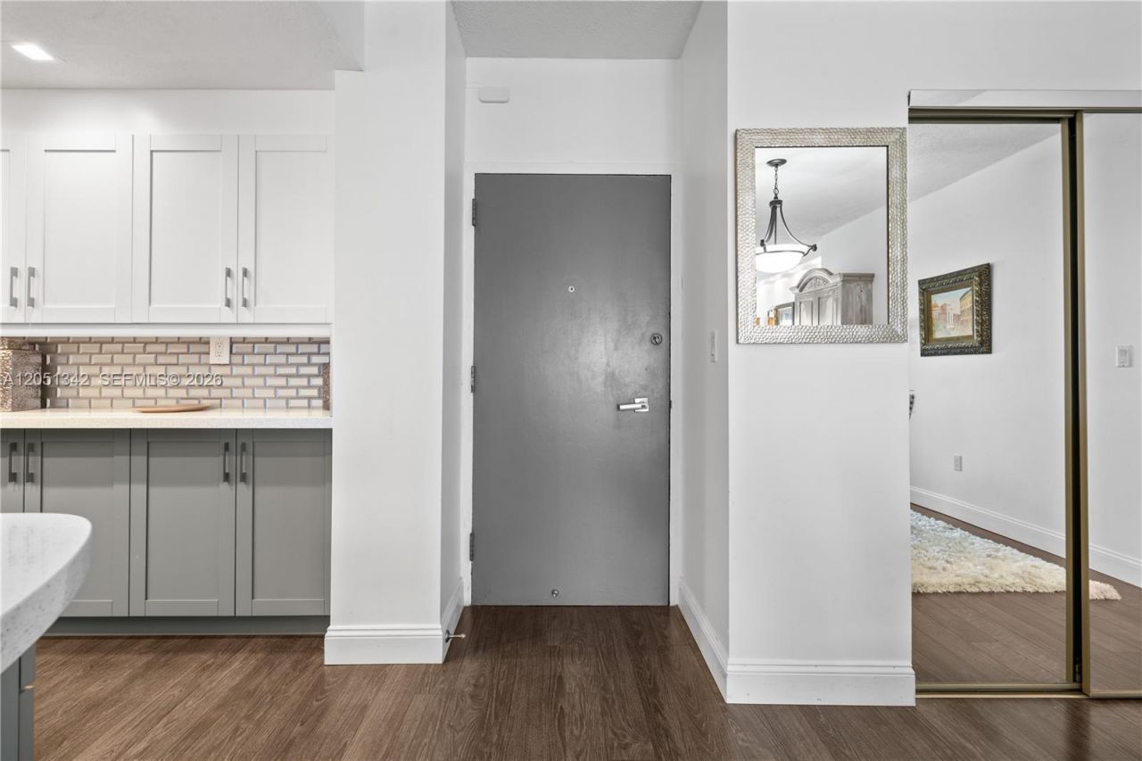 300 Bayview Dr , Unit 903, Sunny Isles Beach, FL 33160 Photo