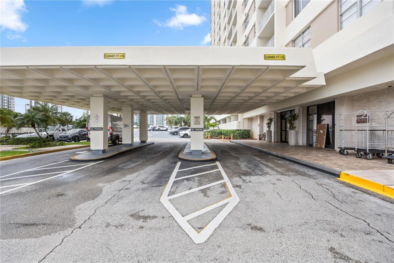 300 Bayview Dr , Unit 903, Sunny Isles Beach, FL 33160 Photo
