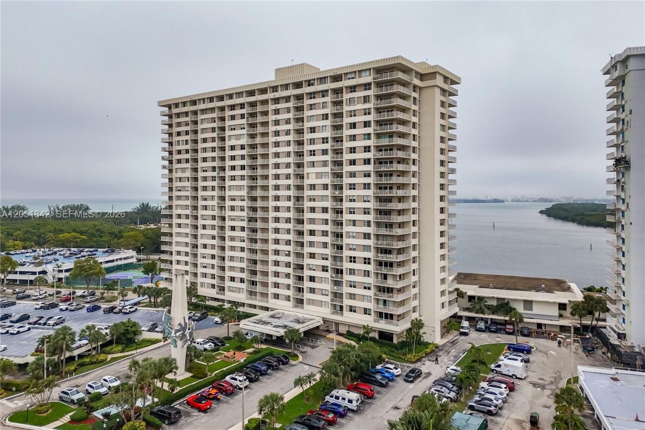 300 Bayview Dr , Unit 903, Sunny Isles Beach, FL 33160 Photo