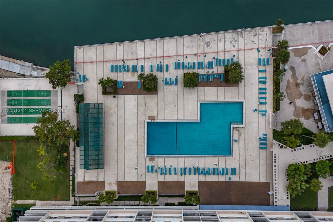 300 Bayview Dr , Unit 903, Sunny Isles Beach, FL 33160 Photo