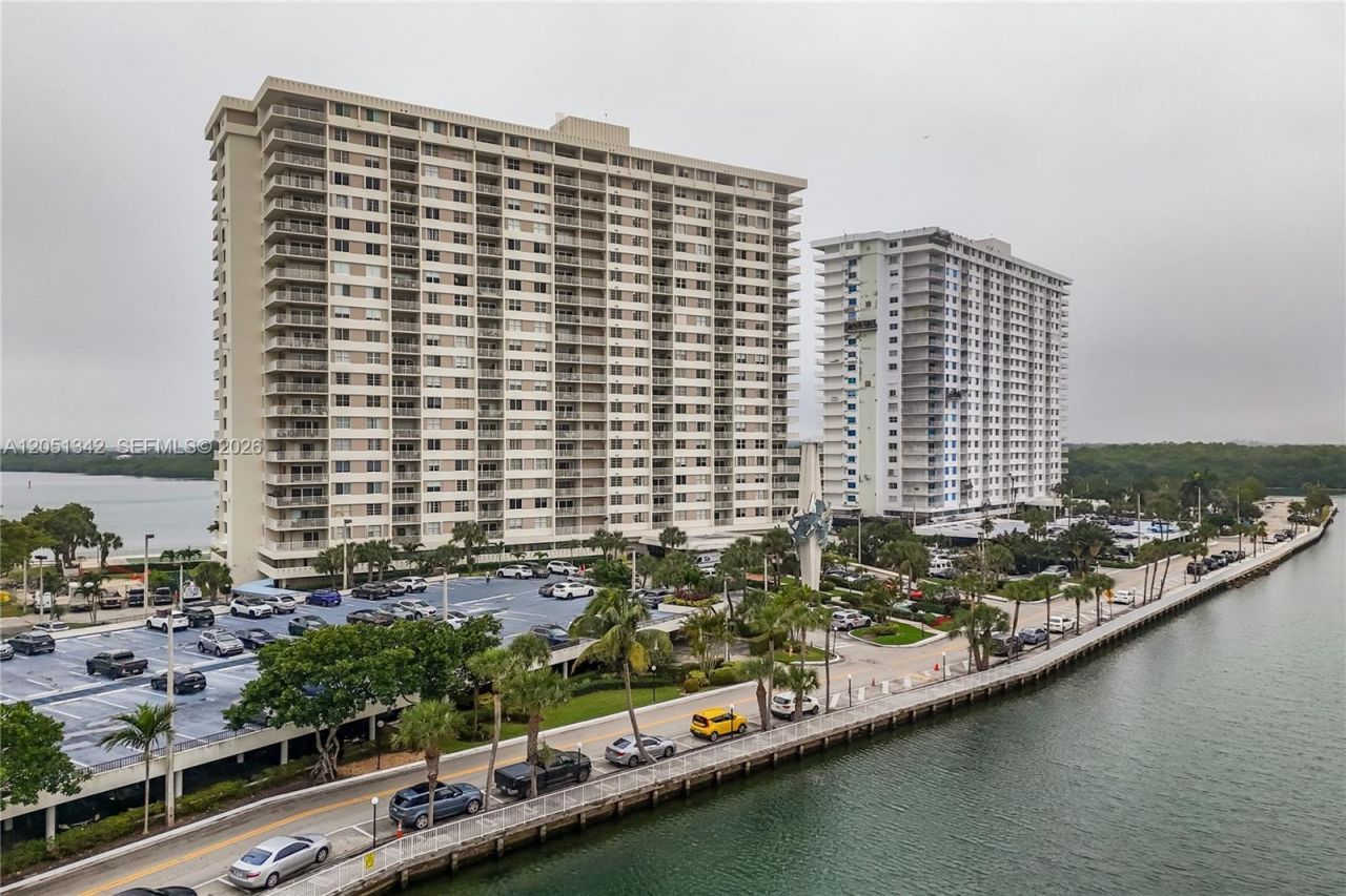 300 Bayview Dr , Unit 903, Sunny Isles Beach, FL 33160 Photo