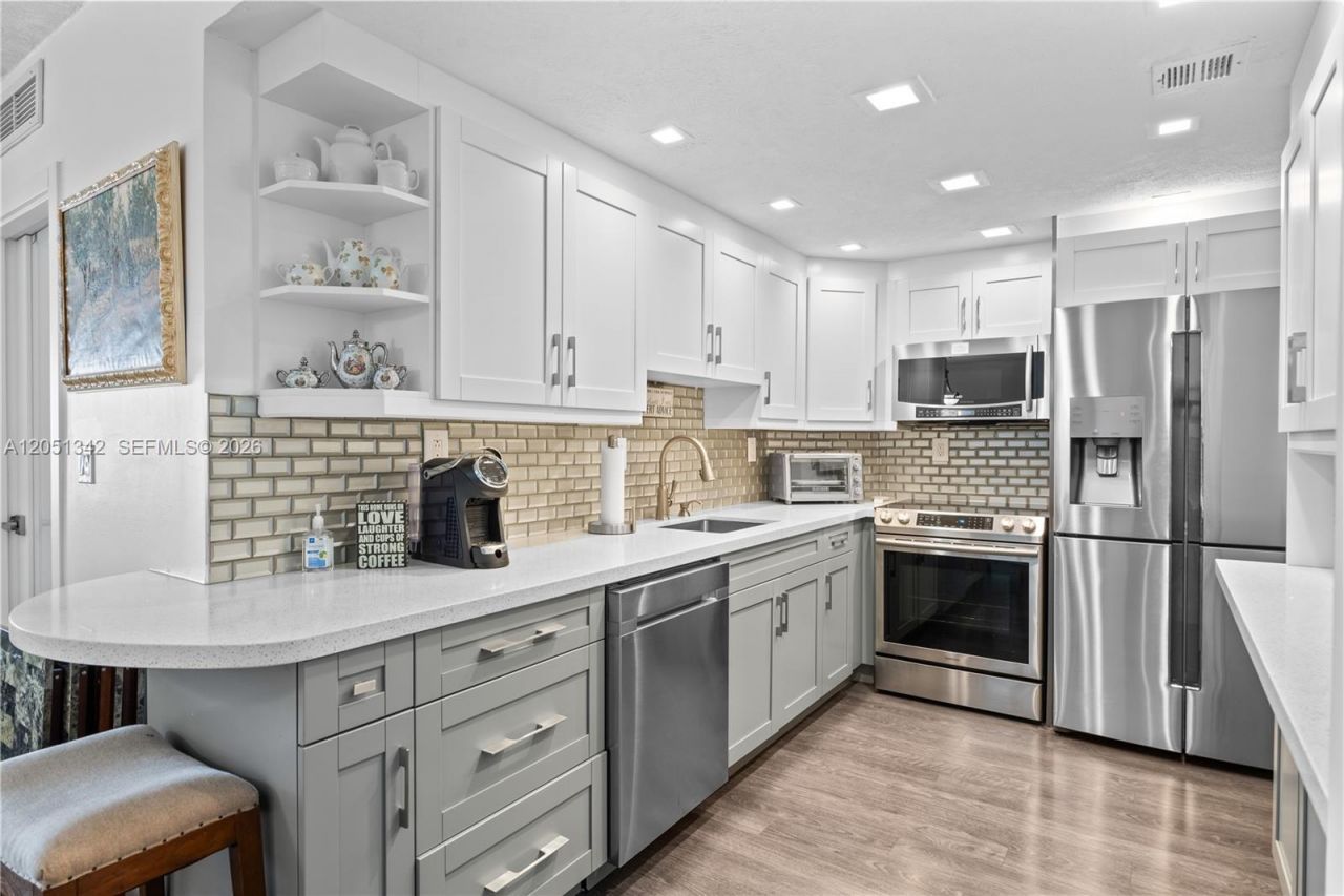 300 Bayview Dr , Unit 903, Sunny Isles Beach, FL 33160 Photo