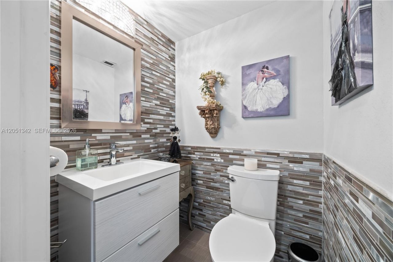 300 Bayview Dr , Unit 903, Sunny Isles Beach, FL 33160 Photo