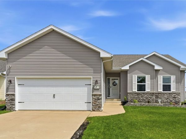 8709 Aldridge Dr SW, Cedar Rapids, IA 52404