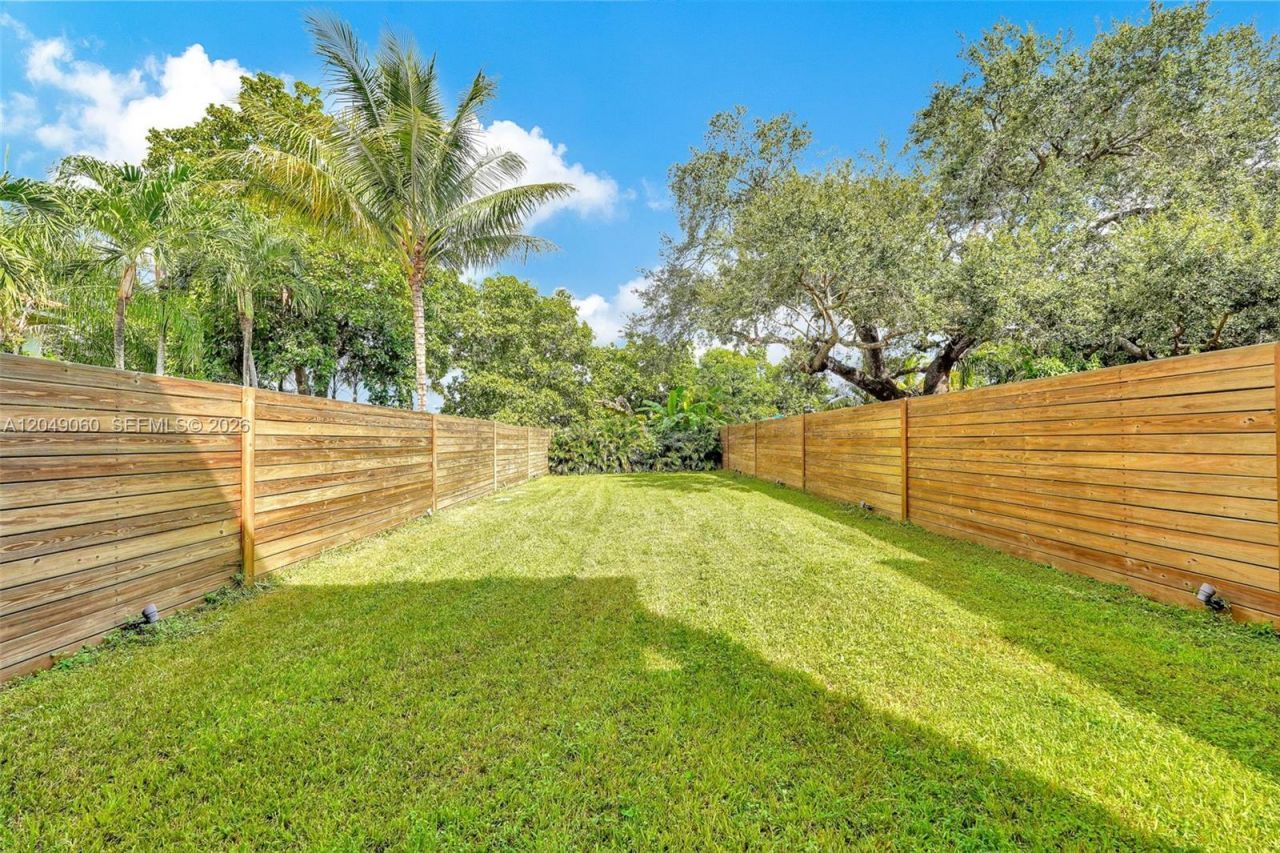 8871 SW 28th St , Miami, FL 33165 Photo