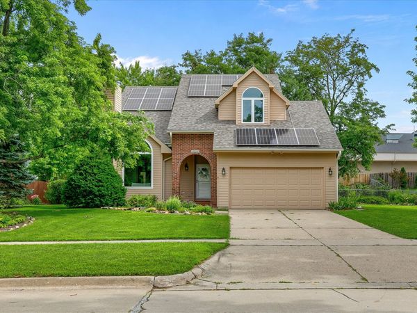 5915 Brookview Drive, West Des Moines, IA 50266