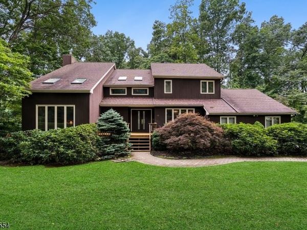 15 Sweetwood Dr, Randolph, NJ 07869