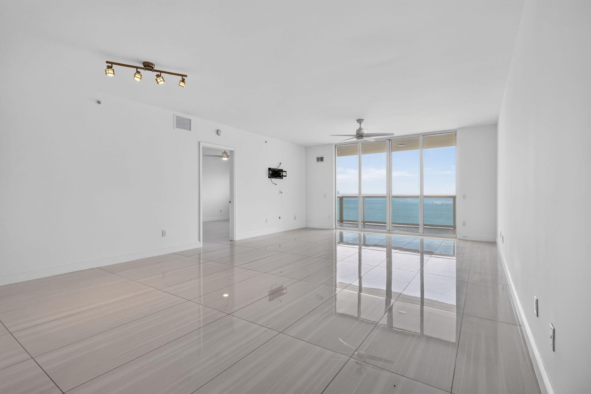 2650 Lake Shore Drive, Unit 1005, Riviera Beach, FL 33404 Photo