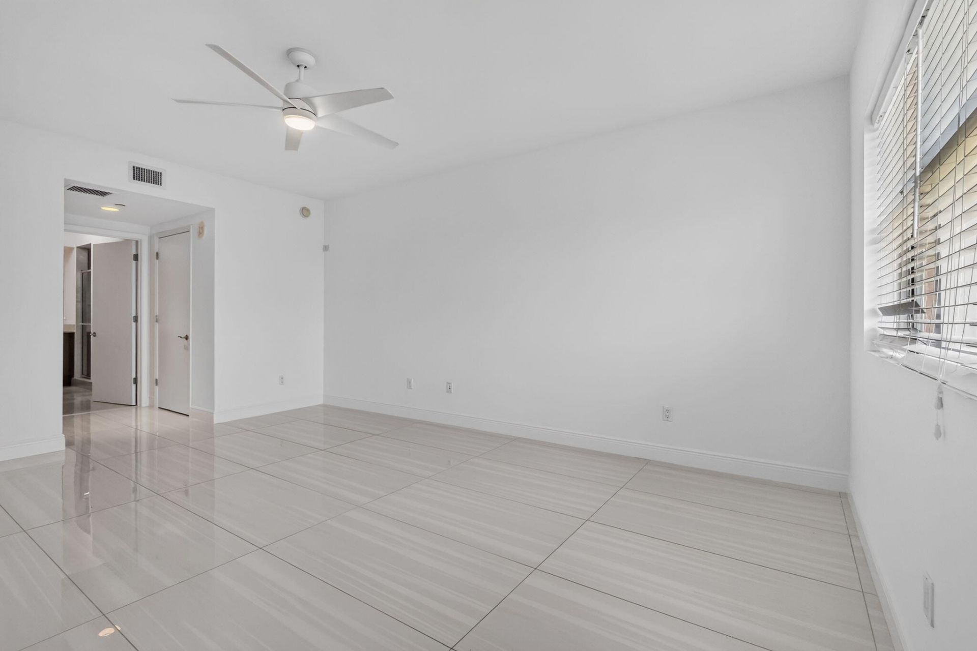 2650 Lake Shore Drive, Unit 1005, Riviera Beach, FL 33404 Photo