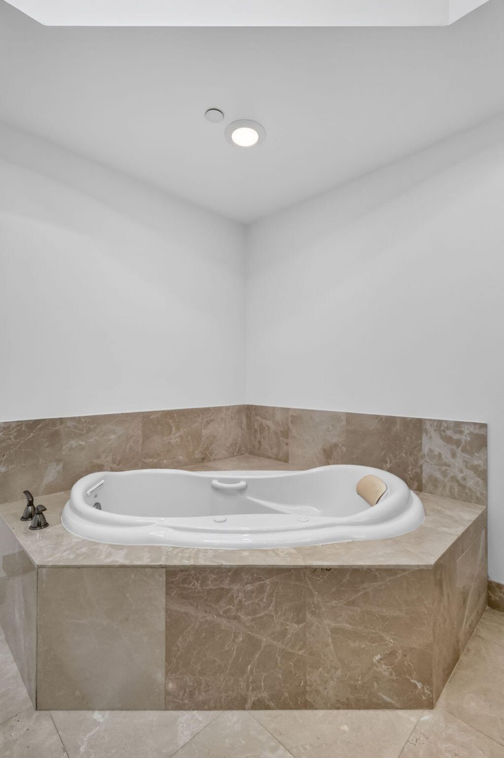 2650 Lake Shore Drive, Unit 1005, Riviera Beach, FL 33404 Photo
