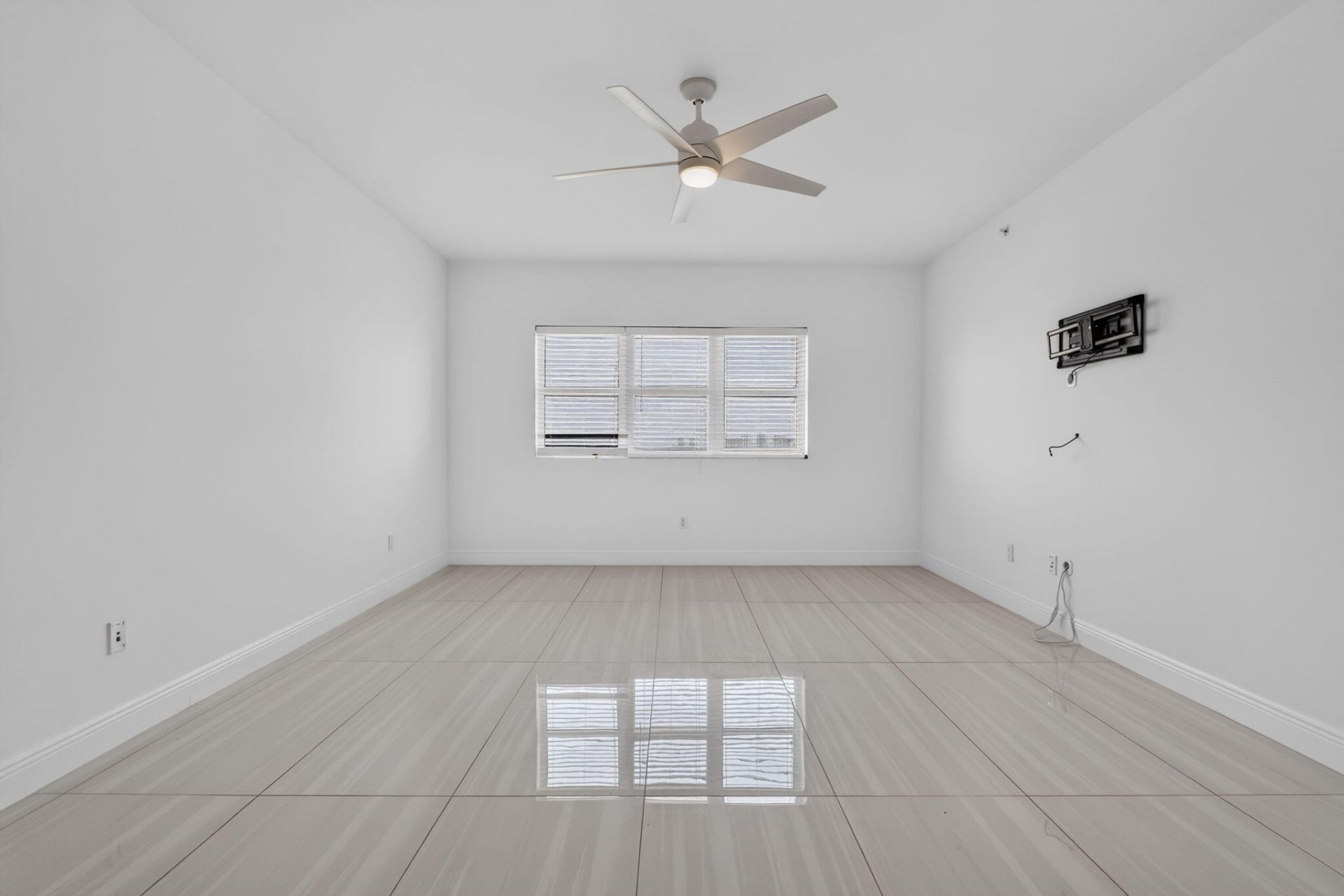 2650 Lake Shore Drive, Unit 1005, Riviera Beach, FL 33404 Photo