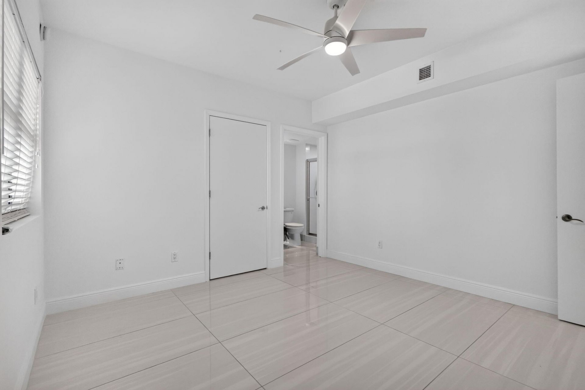 2650 Lake Shore Drive, Unit 1005, Riviera Beach, FL 33404 Photo