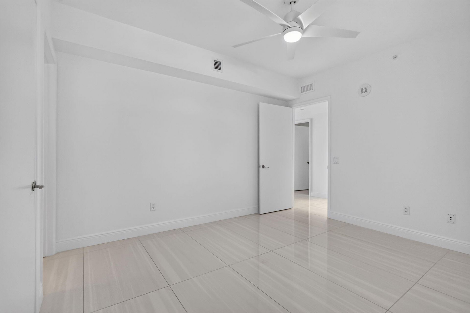 2650 Lake Shore Drive, Unit 1005, Riviera Beach, FL 33404 Photo