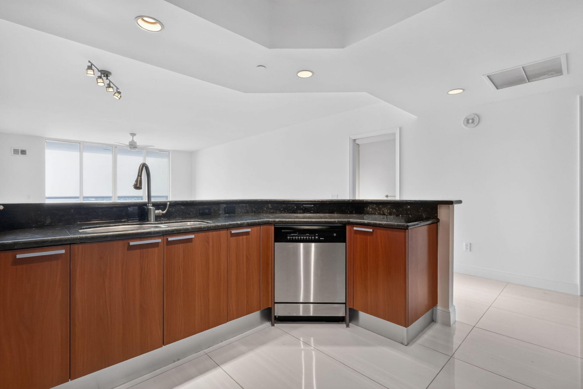 2650 Lake Shore Drive, Unit 1005, Riviera Beach, FL 33404 Photo