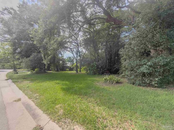 410 Twin Lakes Dr, Pensacola, FL 32504