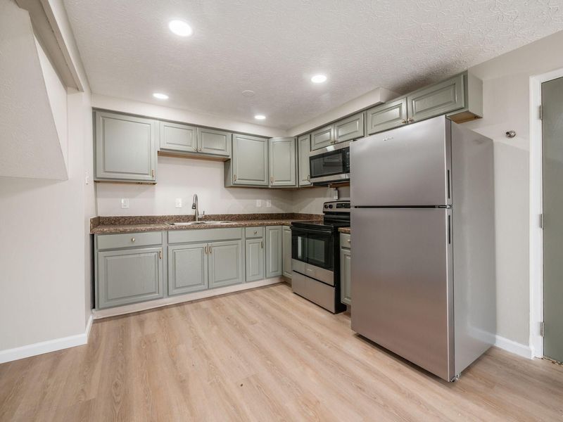 660 Cherry Hollow Road, Unit E, Columbus, OH 43228 Photo 10