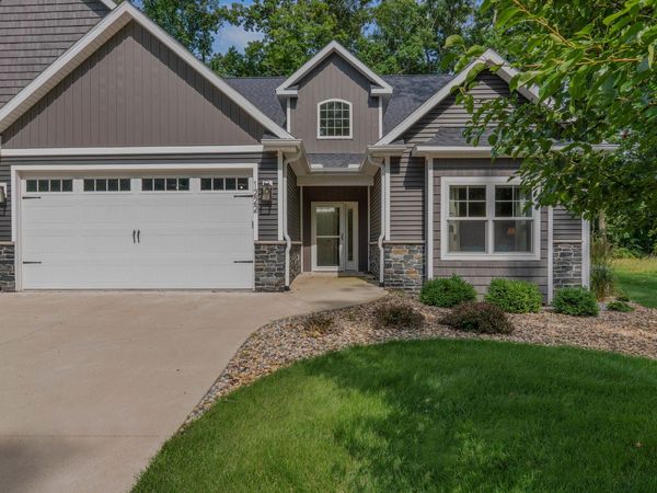 1222 Lochaven Circle, Hillsdale, MI 49242