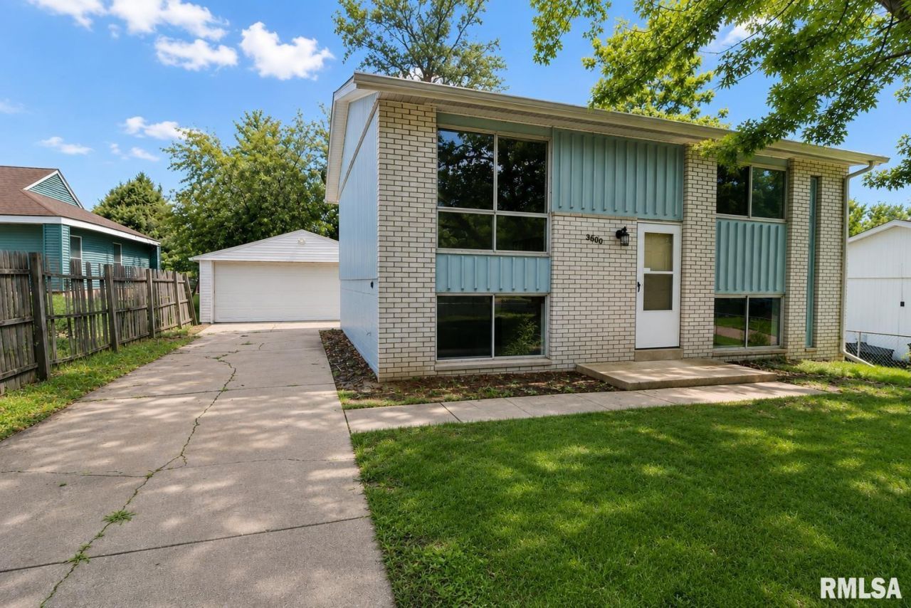 3800 W Brighton Avenue, Peoria, IL 61615 Main Photo