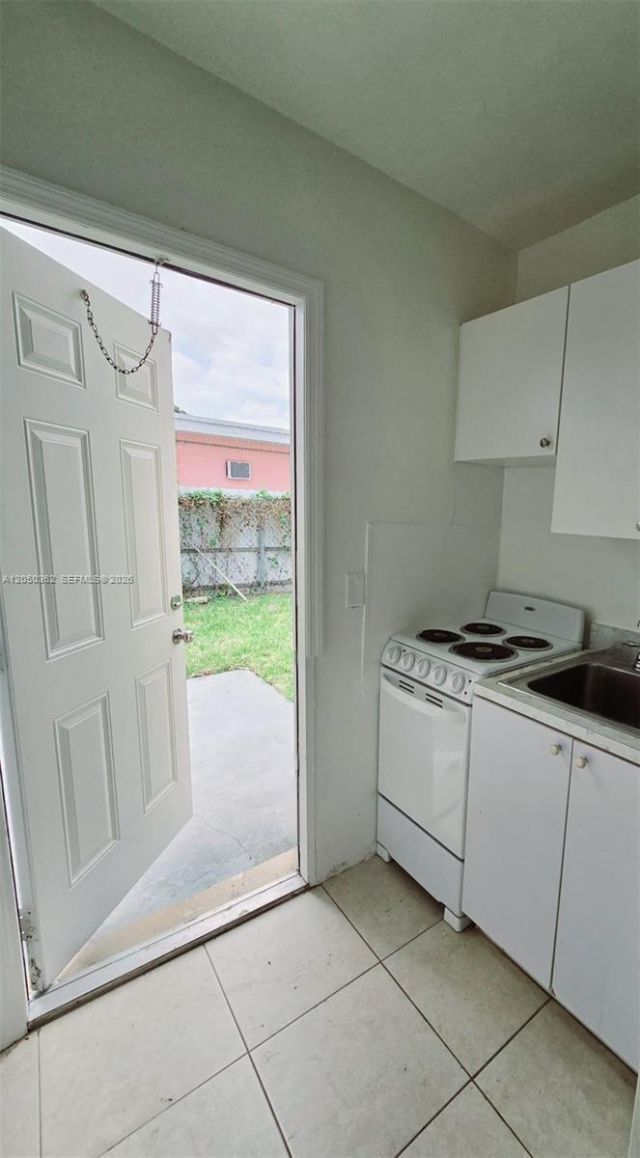 724 SW 7th Ter, Unit 1-2, Hallandale Beach, FL 33009 Photo