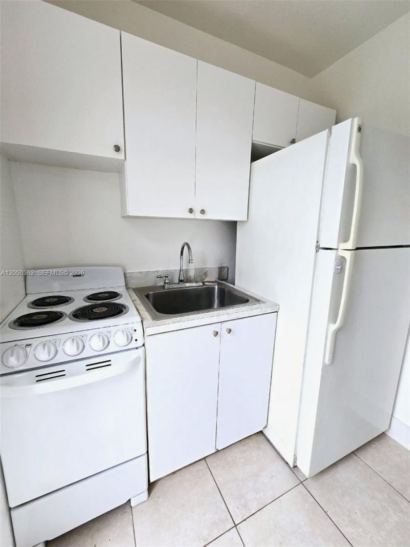724 SW 7th Ter, Unit 1-2, Hallandale Beach, FL 33009 Photo