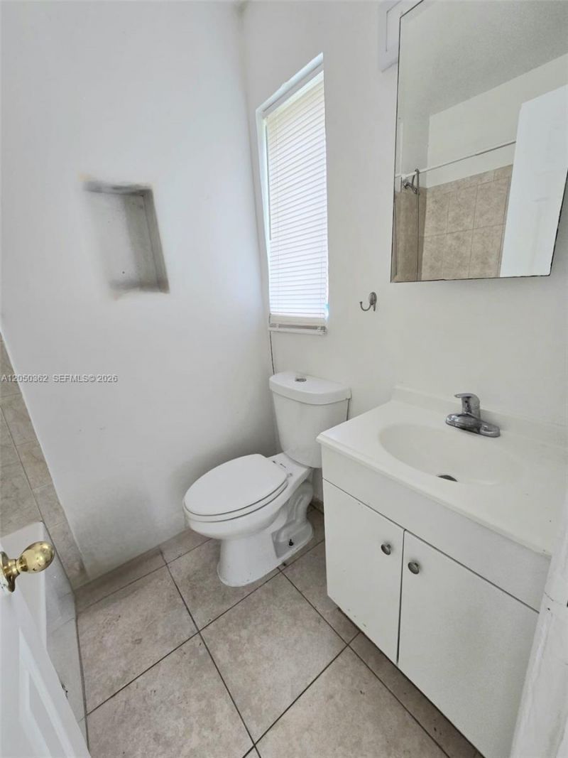 724 SW 7th Ter, Unit 1-2, Hallandale Beach, FL 33009 Photo