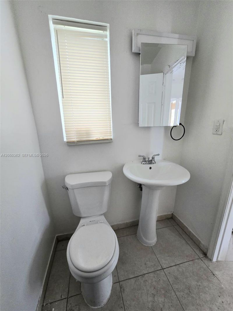 724 SW 7th Ter, Unit 1-2, Hallandale Beach, FL 33009 Photo