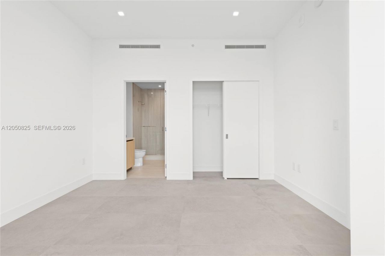 2411 Laguna Cr, Unit 606, Miami, FL 33181 Photo