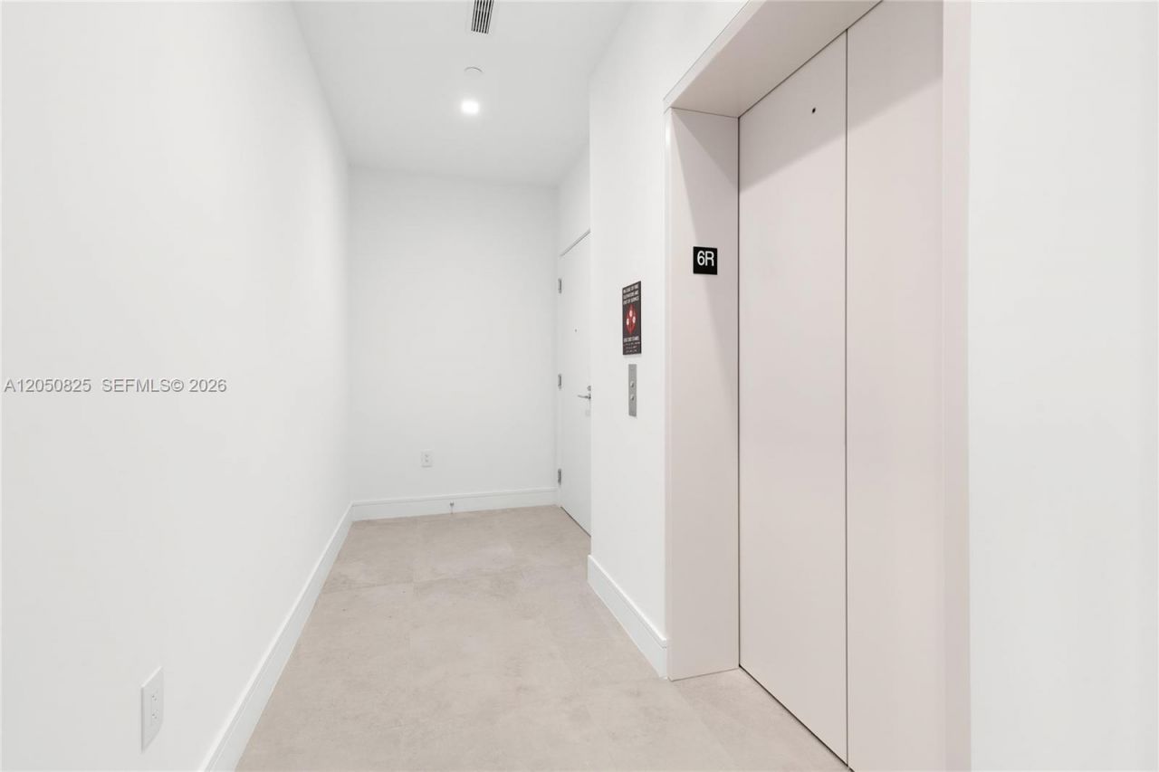 2411 Laguna Cr, Unit 606, Miami, FL 33181 Photo