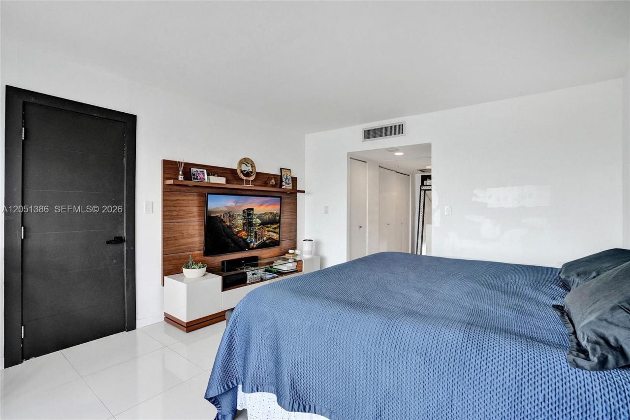 11111 Biscayne Blvd , Unit 1915, Miami, FL 33181 Photo