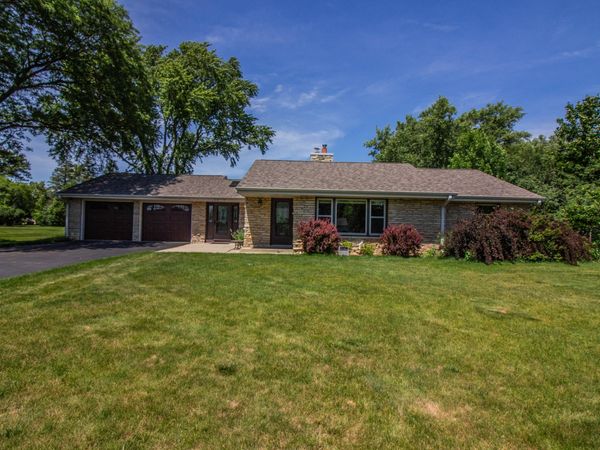 N80W16102 Rainbow Dr, Menomonee Falls, WI 53051
