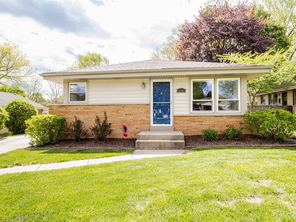 4123 N 95th St, Wauwatosa, WI 53222