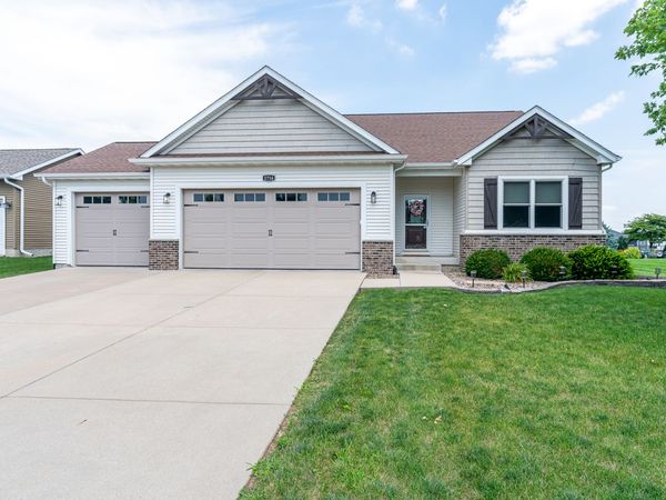 1716 E 58th Street , Davenport, IA 52807