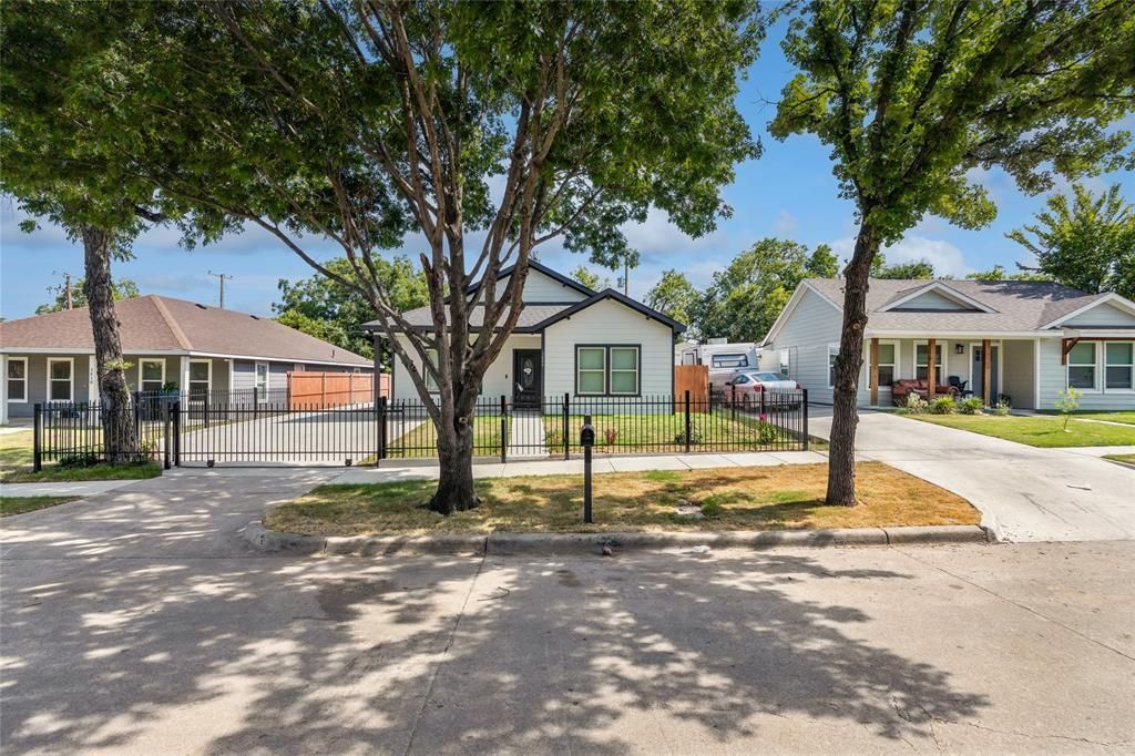 1404 E Cannon Street, Fort Worth, TX 76104 Main Photo