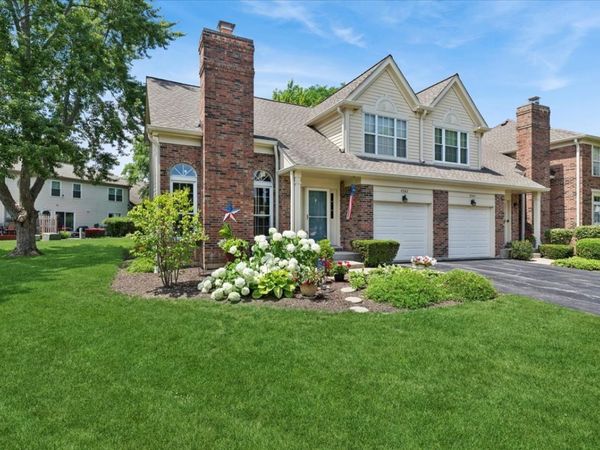 4062 N Newport Court , Arlington Heights, IL 60004