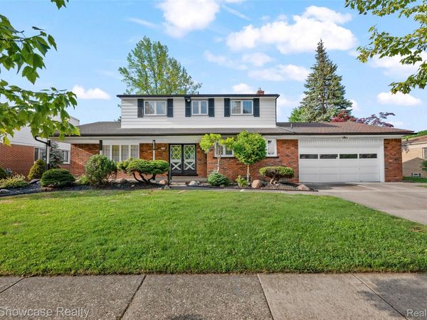 8362 Sunburst, Center Line, Mi 48015