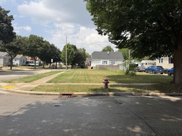 16 S 89TH STREET, West Allis, WI 53214