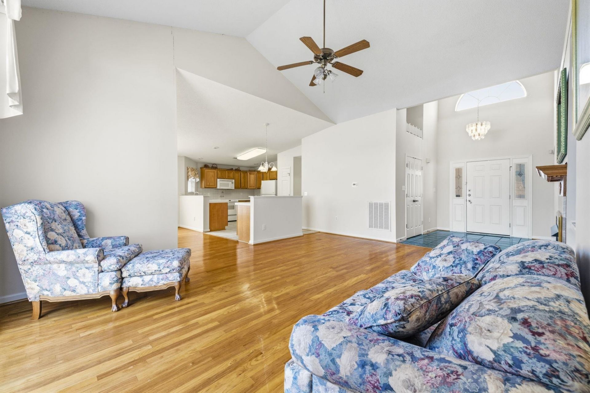2443 Glen Dr. Photo 10