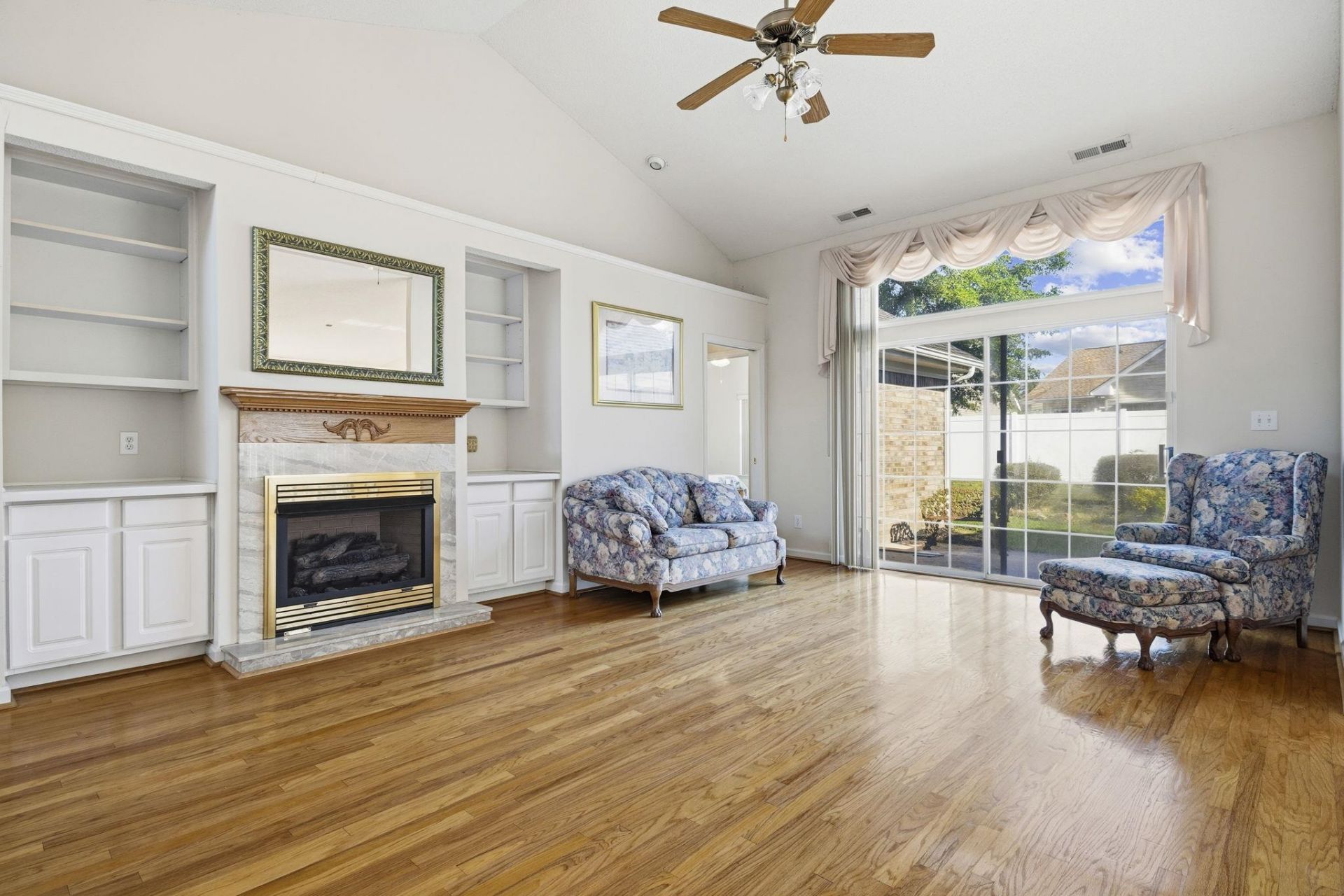 2443 Glen Dr. Photo 8