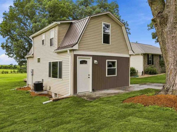 406 2nd St S, Coggon, IA 52218